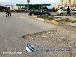 Sumqayıtda 17-ci mikrorayon ərazisində yollar bərbad vəziyyətdədir-FOTO
