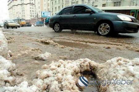 Yola səpilən duz avtomobillərə ziyan vurur - VİDEO