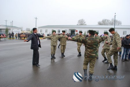 Əsgərlərə Novruz sovqatı aparıldı - FOTOLAR Əsgərlərə Novruz sovqatı aparıldı - FOTOLAR