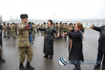 Əsgərlərə Novruz sovqatı aparıldı - FOTOLAR Əsgərlərə Novruz sovqatı aparıldı - FOTOLAR