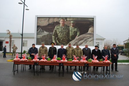 Əsgərlərə Novruz sovqatı aparıldı - FOTOLAR Əsgərlərə Novruz sovqatı aparıldı - FOTOLAR