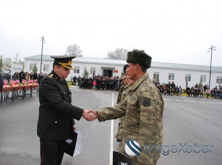 Əsgərlərə Novruz sovqatı aparıldı - FOTOLAR Əsgərlərə Novruz sovqatı aparıldı - FOTOLAR