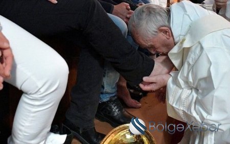 Roma Papası keçmiş mafiya üzvünün ayağını yuyub öpdü – VİDEO