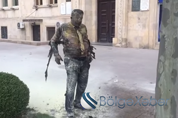 Evi əlindən alınan kişinin “Bank Respublika”nın önündə özünü yandırdığı anın görüntüləri — VİDEO 16+