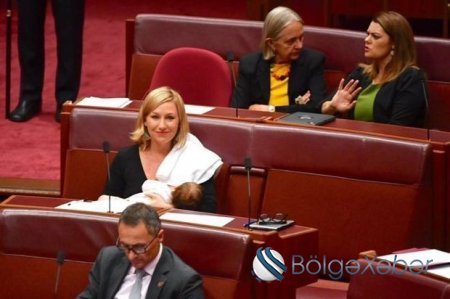 Avstraliya parlamentində siyasətçi ilk dəfə uşaq əmizdirdi