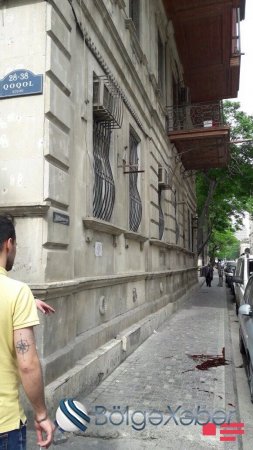 Bakıda əri ilə dalaşıb özünü binadan atan qadın barədə təfərrüat - VİDEO Bakıda əri ilə dalaşıb özünü binadan atan qadın barədə təfərrüat - VİDEO