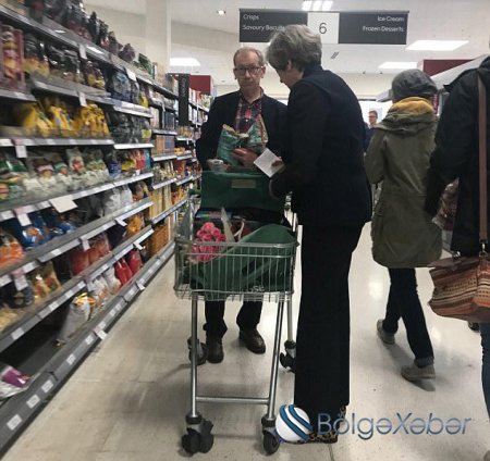 Britaniyanın baş naziri supermarketdə, alış-verişdə - FOTO