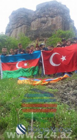 Tovuzda tarix müəllimi erməni bayrağını ayaq altına sərib, dərs keçir - FOTOFAKT