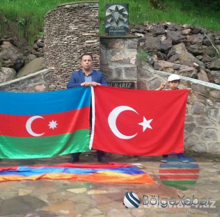 Tovuzda tarix müəllimi erməni bayrağını ayaq altına sərib, dərs keçir - FOTOFAKT