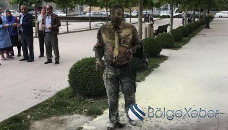ÜRƏYİ ZƏİFLƏR BAXMASIN! - Bankın önündə özünü yandıran şəxsin FOTOSU