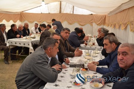 Sadə, israfsız, islami qaydalara uyğun - Füzulidə yas mərasimləri(FOTO) Sadə, israfsız, islami qaydalara uyğun - Füzulidə yas mərasimləri(FOTO)