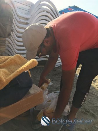 Burda adamı nə soyunmağa qoyurlar, nə də geyinməyə... - Novxanı çimərliyindən reportaj (FOTOLAR) Burda adamı nə soyunmağa qoyurlar, nə də geyinməyə... - Novxanı çimərliyindən reportaj (FOTOLAR)