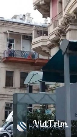 Bakıda özünü binadan atan qadının intihar anının YENİ VİDEOsu
