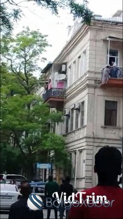 Bakıda özünü binadan atan qadının intihar anının YENİ VİDEOsu