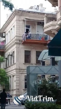 Bakıda özünü binadan atan qadının intihar anının YENİ VİDEOsu