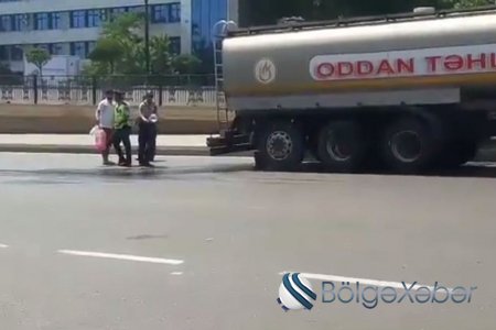 Bakıda yanacaq daşıyan maşının çəni deşildi: Benzin yola axdı (VİDEO)