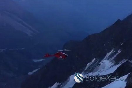 Alpinistləri evakuasiya etmək istəyən helikopter qayaya çırpılıb (VİDEO)