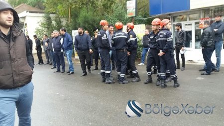 Bakıda vətəndaş intihara cəhd edir: "Banklar məni boğaza yığıb" - FOTOLAR