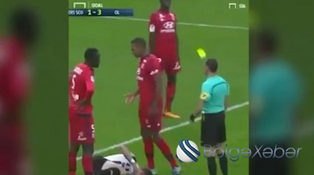 Futbolçu təsadüf nəticəsində meydandan qovuldu - Video