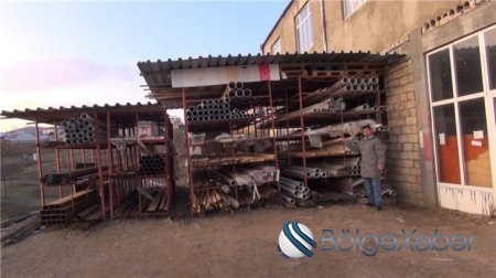 Gədəbəyin icra başçısı yolkəsənlik edir – qonşunun yolunu kəsib, sahibkarın obyektinə yol açır-VİDEO