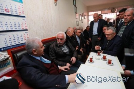 Baş nazir cümə namazından çıxdı və... sahibkarın başını qırxdı-FOTO