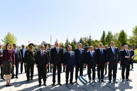 Prezident İlham Əliyev Ankarada Heydər Əliyevin abidəsini ziyarət edib-FOTO