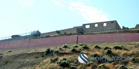 Villa sahibləri Badamdardan qaçır: Evləri gözətçilər qoruyur