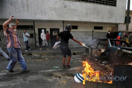Maduroya qarşı kütləvi etirazlar - Polis idarəsi yandırıldı
