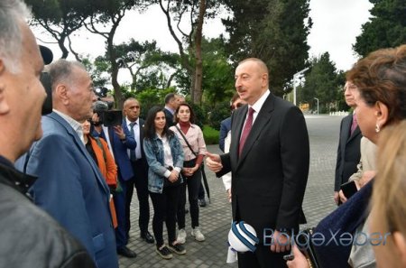 İlham Əliyev və xanımı Atatürk prospektindəki parkda - FOTO
