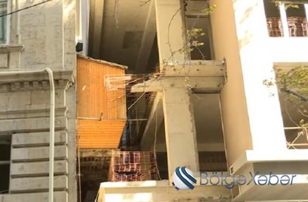 Bakıda qeyri-adi hadisə: Balkon yeni tikilən binada qaldı - VİDEO