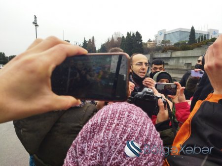 Jurnalistlər Milli Məclisin önündə AKSİYA KEÇİRDİ - Deputatlara ÇAĞIRIŞ