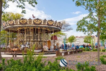 Gəncədə parkda karusel qırıldı: Uşaq xəsarət aldı