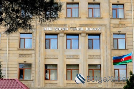 Məktəb direktoru şəhidlərin ruhunu yad etmək üçün ayağa qalxmadı - FOTO/VİDEO
