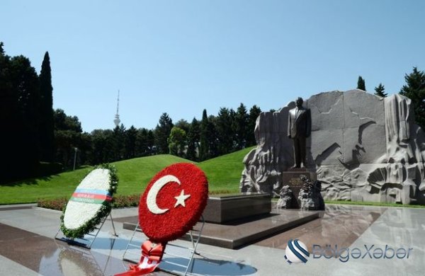 Rəcəb Tayyib Ərdoğan Heydər Əliyevin məzarını ziyarət edib