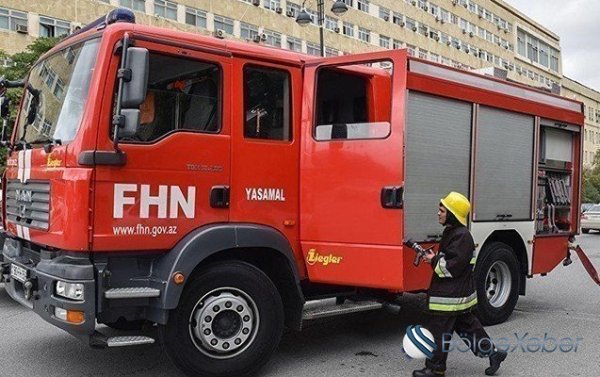 Bakıda yaşayış binası yanır