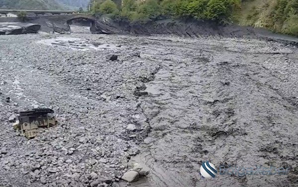 Xoyda bir nəfəri sel apardı