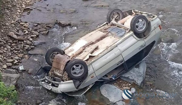 Maşın aşdı: Ata öldü, oğlu ağır yaralandı