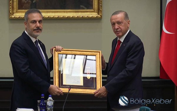 Ərdoğan Hakan Fidanı təltif etdi