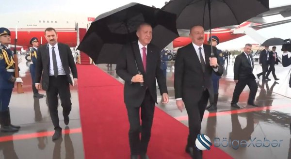İlham Əliyev Rəcəb Tayyib Ərdoğanı Naxçıvan hava limanında qarşılayıb