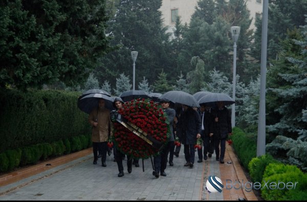 “AzerGold” QSC və onun törəmə şirkətlərinin kollektivi Ulu Öndər Heydər Əliyevin məzarını ziyarət edib