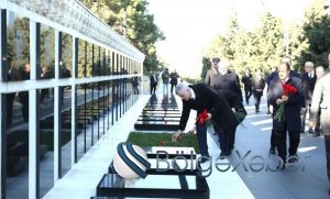 Türkiyəli nazir Şəhidlər xiyabanını ziyarət etdi