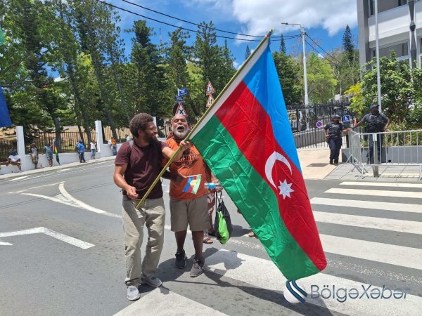Fransaya qarşı etiraz: Azərbaycan bayraqları qaldırıld