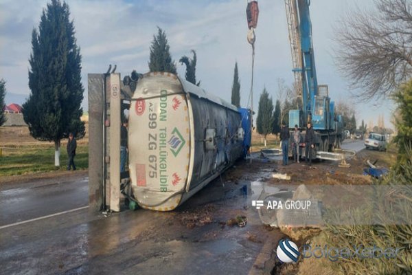 Samuxda yanacaqdaşıyan maşın aşıb, 40 ton benzin yola dağılıb