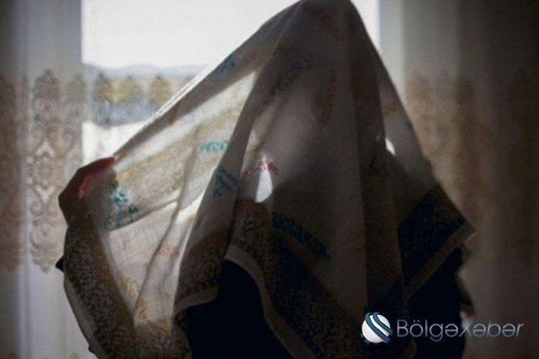 İranda molla hicaba görə qadına hücum edib