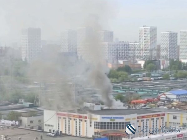 Moskvada ticarət kompleksi yanır