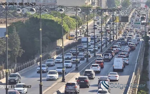 Bakının bir sıra yollarında nəqliyyatın sıxlığı müşahidə olunur - SİYAHI
