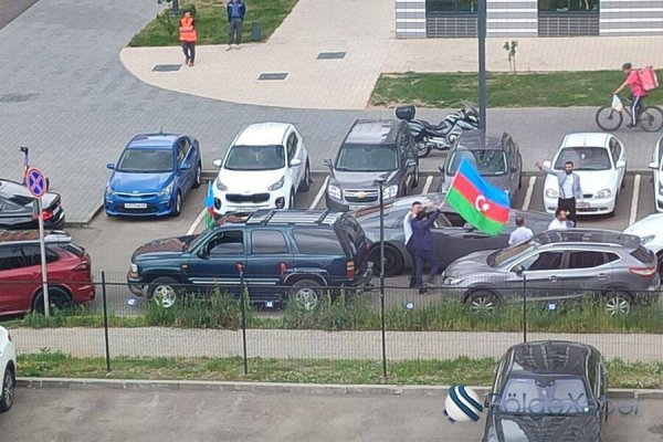 Rusiyada polis Azərbaycan bayrağı ilə atəş açan kortej iştirakçılarını saxlayıb