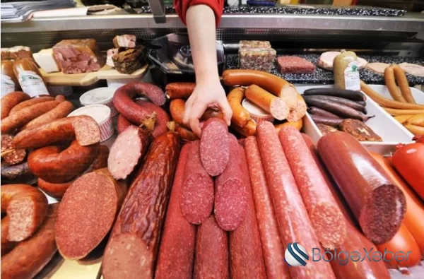 Xaricdən 5 manata gətirilən kolbasalar niyə marketlərdə 20 manatdan baha satılır?