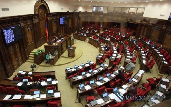 Ermənistan parlamentində əlbəyaxa DAVA DÜŞDÜ