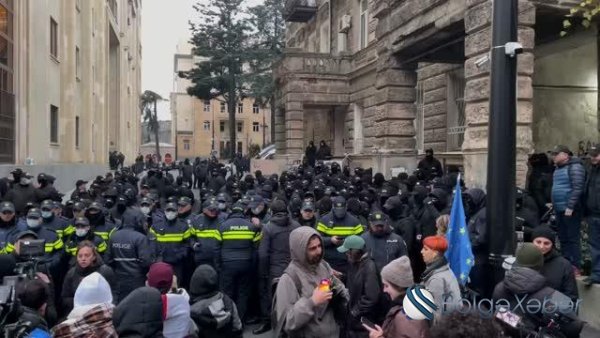 Tbilisidə gərginlik: Polis küçələri bağladı